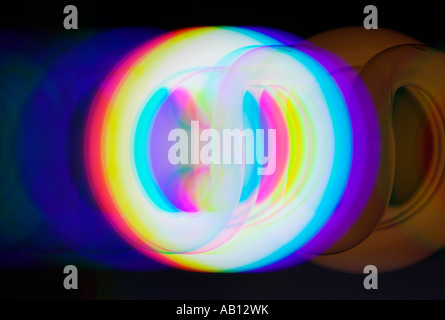 Kompakte Leuchtstoff Glühlampe durch ein Beugungsgitter beobachtet Stockfoto