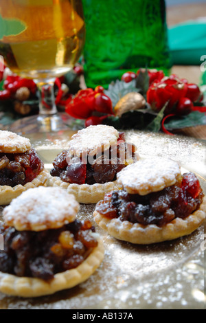 WEIHNACHTEN ZEIT MINCE PIES MIT WEIHNACHTSSCHMUCK Stockfoto