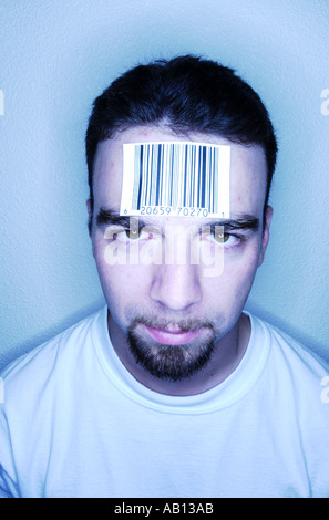 Mann mit Barcode-Etikett auf der Stirn Stockfoto