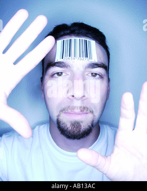 Mann mit Barcode-Etikett auf Stirn verteilt Stockfoto