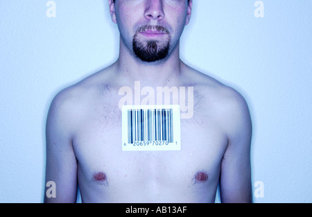 Mann mit Barcode-Etikett auf Brust Stockfoto