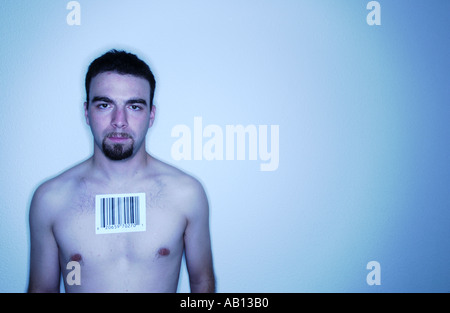 Mann mit Barcode-Etikett auf Brust Stockfoto