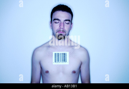 Mann mit Barcode-Etikett auf Brust Stockfoto