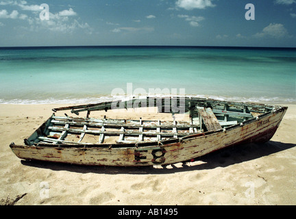 Ein Wrack eines Ruderbootes an einem Strand in Holetown Barbados Stockfoto