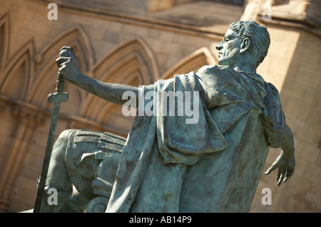 BRONZE-STATUE DES RÖMISCHEN KAISERS KONSTANTIN DES GROßEN VOR YORK MINSTER YORKSHIRE ENGLAND Stockfoto