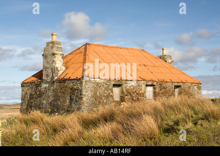 UK Schottland Western Isles äußeren Hebriden North Uist Lochmaddy aufgegeben Zinn überdachten croft Stockfoto