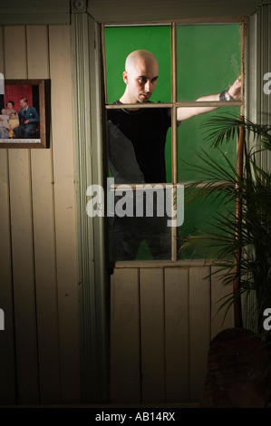 Finsteren Charakter im Fenster von grellem Licht beleuchtet Stockfoto