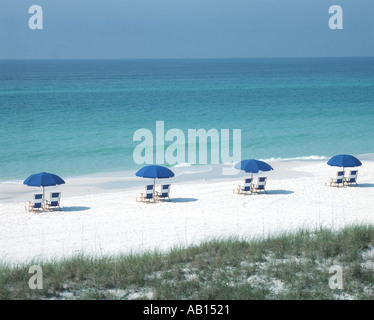 Sarasota Florida Strand mit blaue Schirme und Stühle Stockfoto