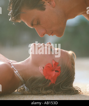 romantisches Paar küssen am tropischen Strand Stockfoto
