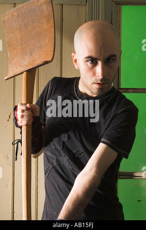 Finstere, böse Charakter mit Schaufel, schwarz-T-shirt Stockfoto