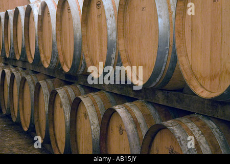 Barriques aus französischer Eiche oder Fässer verwendet, um zu reifen Chainti. Weinfässer in der Toskana Italien. Italienische Eiche, Weinkeller, Weingut, Cask, Weinberg, Container. Stockfoto