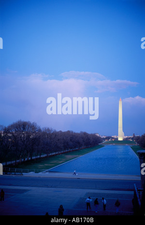 Washington Monument und Reflecting Pool in der frühen Abenddämmerung vom Lincoln Memorial Washington DC aus gesehen Stockfoto