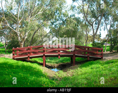 Holzbrücke über Bach Stockfoto