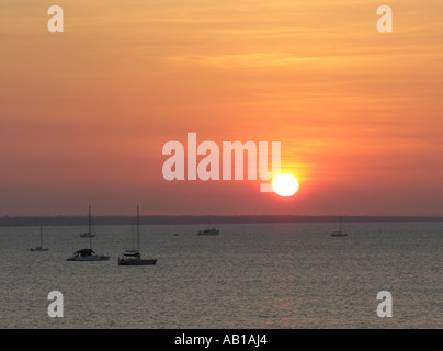 Boote vertäut am Sonnenuntergang Fannie Bay Darwin Northern Territory Australien Stockfoto