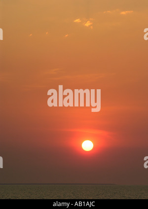 Sonne in roter Himmel über dem Meer Darwin, Northern Territory, Australien Stockfoto