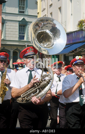 Unnachgiebig Band in New Orleans Parade marschieren durch die Straßen von Brecon während das jährliche jazz-Festival Powys Mid Wales UK GB Stockfoto