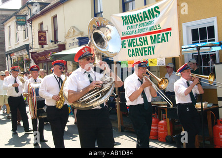 Unnachgiebig Band in New Orleans Parade marschieren durch die Straßen von Brecon während das jährliche jazz-Festival Powys Mid Wales UK GB Stockfoto