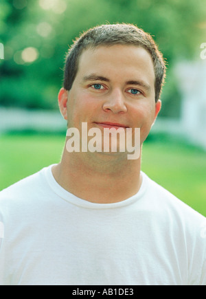 Portrait der Mann im weißen T-Shirt Stockfoto