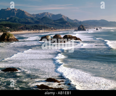 Nördlichen Oregon Küste und das Dorf an der Küste von Canon Beach gesehen vom Ecola State Park Stockfoto