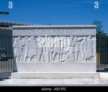 Basrelief in Portland-Stein von Gilbert Bayes am Eingang zum Lords Cricket Ground, vorgestellt im September 1934. Stockfoto