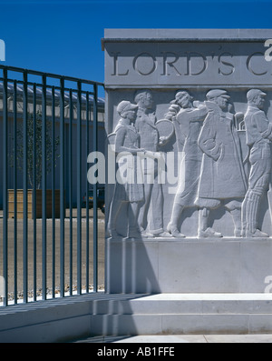 Basrelief in Portland-Stein von Gilbert Bayes am Eingang zum Lords Cricket Ground, vorgestellt im September 1934. Stockfoto