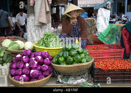 Frau in konische Hut, Verkauf von Gemüse Dalat Süd-Ost-Vietnam Stockfoto