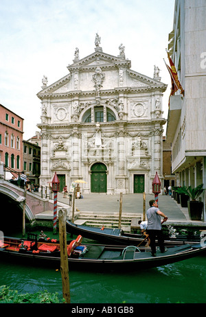 Gondeln auf dem Kanal namens Rio Dei Barcaroli verläuft vor der barocken Kirche San Moise in Venedig Stockfoto