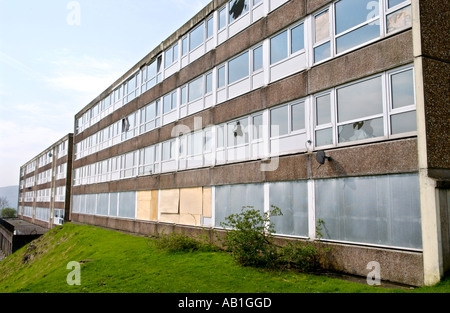 Heruntergekommenen Wohnblock mit zerschlagen und mit Brettern vernagelt Windows in Ebbw Vale oder Gwent South Wales Valleys UK Stockfoto