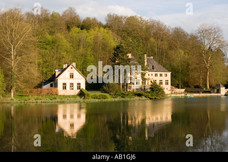 Schloss wird auf den Ansatz ins Abbaye wird Kloster Provinz von Luxemburg Belgien Stockfoto