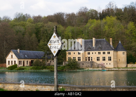 Wegweiser im Anflug auf die Abbaye wird Kloster Orval in der Provinz Luxemburg Belgien Stockfoto