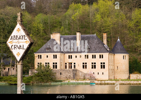 Wegweiser im Anflug auf die Abbaye wird Kloster Orval in der Provinz Luxemburg Belgien Stockfoto