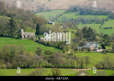 Blick über den Weiler Cwmyoy Monmouthshire South Wales UK mit berühmten schiefen Kirche aufgrund von Setzungen Stockfoto