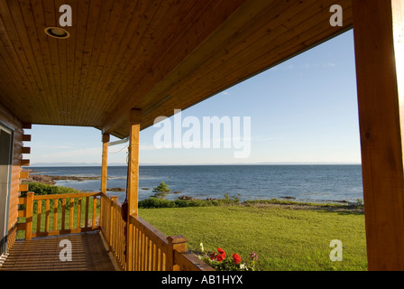 Blockhaus und Deck entlang der Bucht Chaleur in New Brunswick, Kanada Stockfoto