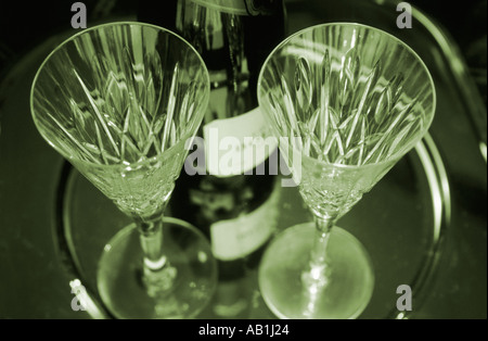 Champagner-Gläser und eine Flasche Stockfoto