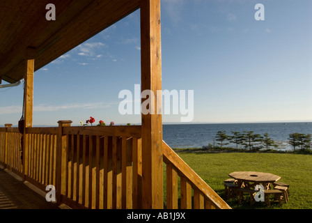 Blockhaus und Deck entlang der Bucht Chaleur in New Brunswick, Kanada Stockfoto