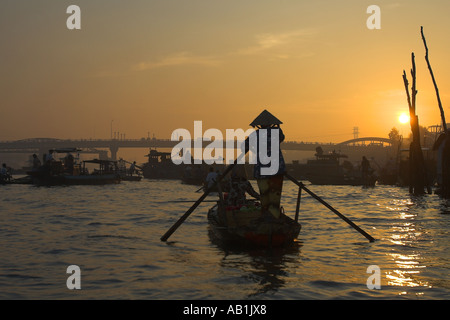 Frau in konische Hut Zeilen Flussschiff bei Sonnenaufgang Cai Ran schwimmenden Markt in der Nähe können Tho Vietnam Stockfoto