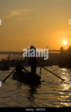 Frau in konische Hut Zeilen Flussschiff bei Sonnenaufgang Cai Ran schwimmenden Markt in der Nähe können Tho Vietnam Stockfoto