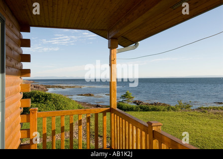 Blockhaus und Deck entlang der Bucht Chaleur in New Brunswick, Kanada Stockfoto