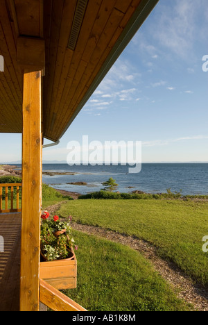 Blockhaus und Deck entlang der Bucht Chaleur in New Brunswick, Kanada Stockfoto