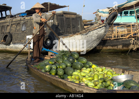 Frau in Coniocal Hut Reihen Boot mit Melonen und Mangos Cai Ran schwimmenden Markt in der Nähe können Tho Vietnam Stockfoto