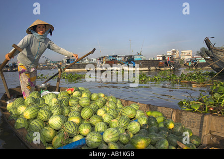 Frau in konische Hut Zeilen Boot von Wasser Melonen Cai Ran schwimmenden Markt in der Nähe können Tho Vietnam Stockfoto