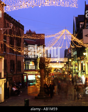 Weihnachtsbeleuchtung und das Kreuz am Eastgate Street Chester Cheshire England UK Stockfoto