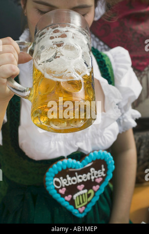 Frau trinkt Liter Bier am Oktoberfest FoodCollection Stockfoto