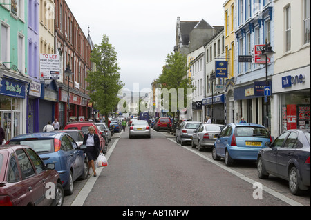 Reihen von Autos geparkt entlang der wichtigsten shopping street Hill Straße in Newry Stockfoto