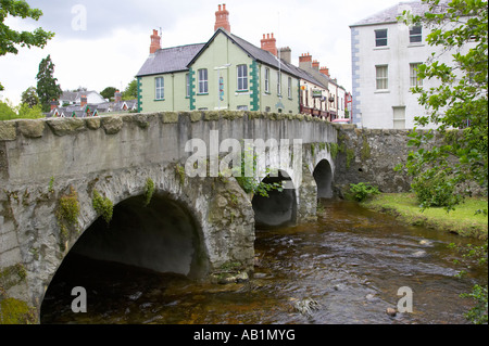 alte Steinbrücke über den Kilbroney Rostrevor Dorf in der Grafschaft down Stockfoto