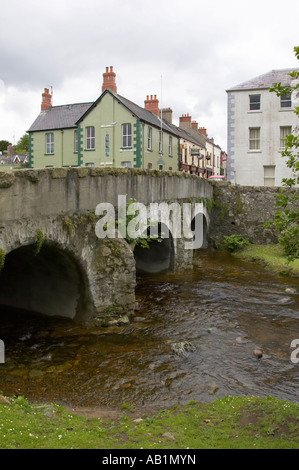 vertikale alte steinerne Brücke über den Kilbroney Rostrevor Dorf in der Grafschaft unten Stockfoto