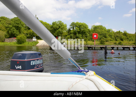 Mitte der dreißiger Jahre Männer sitzen im Wasser mit Wasserski neben Steg wartet auf Boot zu starten um Wasserski zu fahren Stockfoto