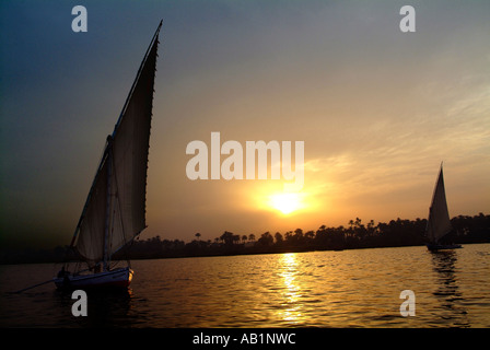 Sonnenuntergang auf dem Nil, Luxor, Ägypten Stockfoto