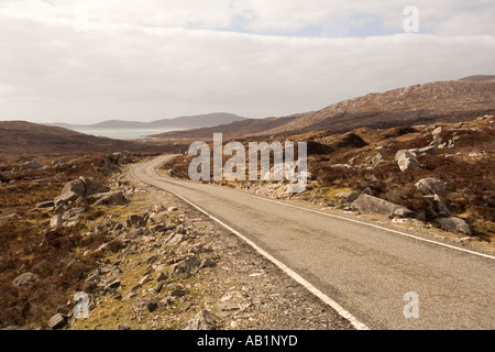 UK Schottland Western Isles Outer Hebrides Harris Weg über felsige Landschaft im Landesinneren Stockfoto