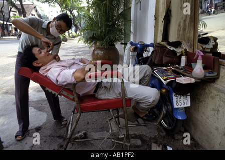 eine Straße Barbier gibt eine Rasur HoChi Minh Stadt Vietnam Pic Rob Judges Stockfoto